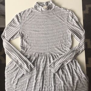 Peplum low-rise turtle neck